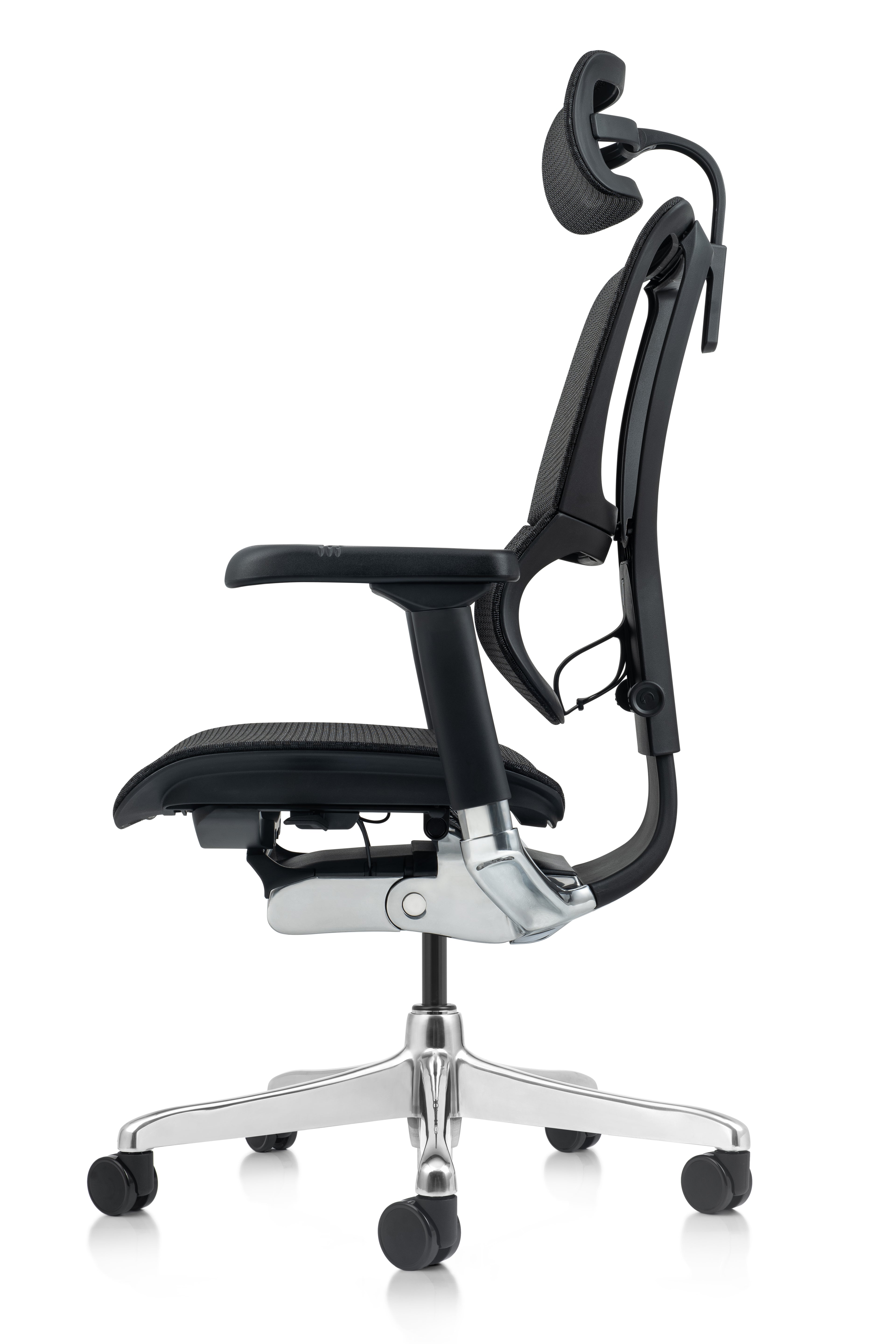 See the science of sitting with the Mirus Elite G2’s sculpted side profile, engineered to mirror your natural spinal curve and maintain healthy posture during deep recline 